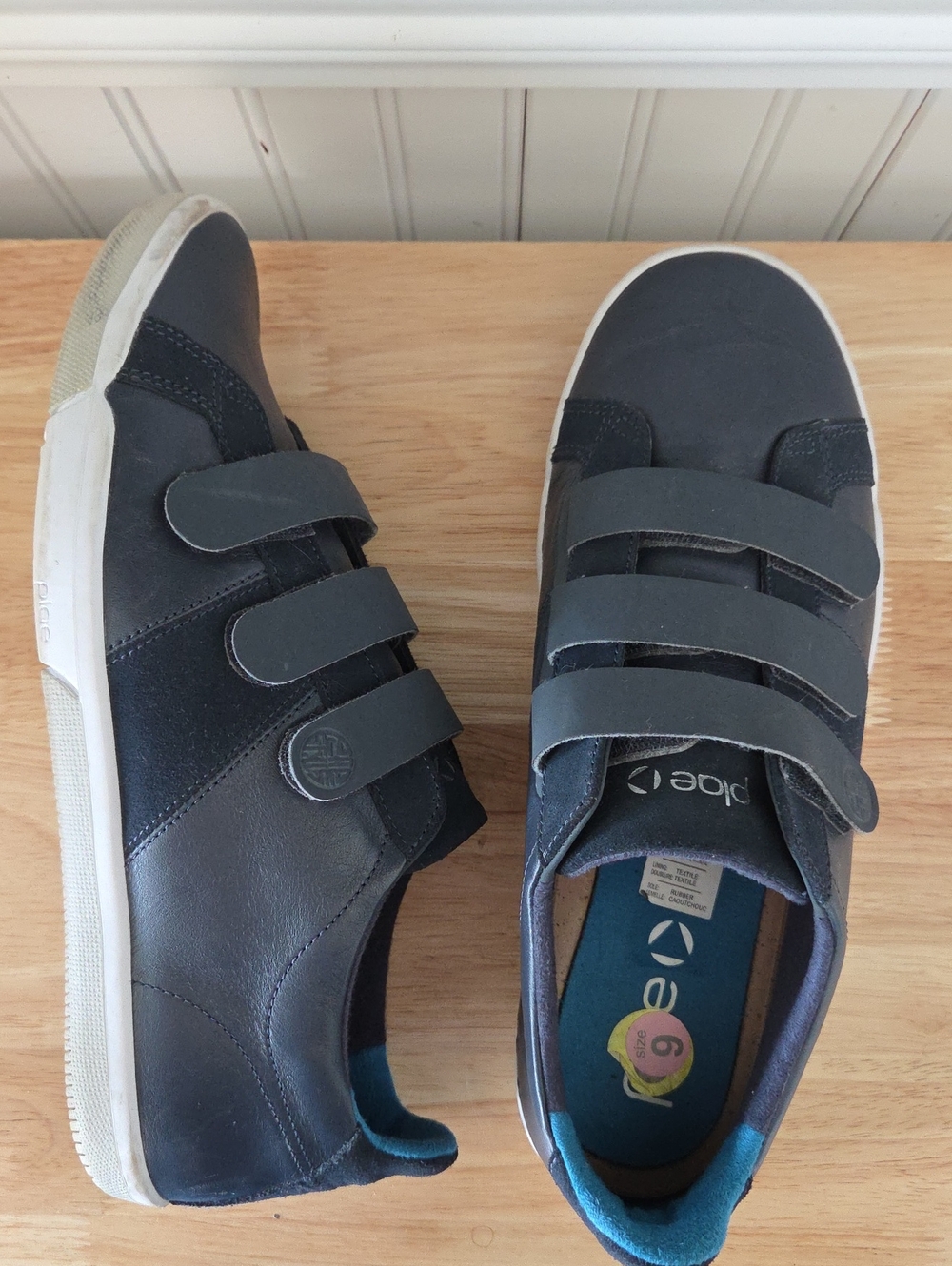 PLAE Larkin Leather Sneaker Mens 9 Womens 10.5 Navy Blue